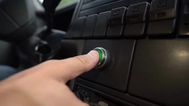 Кнопка Крупным Планом Зажигание Двигателя Автомобиля Путем Нажатия Кнопки Рука — стоковое видео