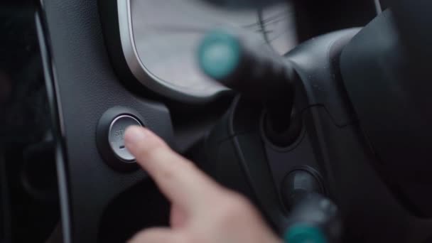 Nahaufnahme Finger Drücken Start Knopf Autotransport Technologie Keyless Electric Vehicles — Stockvideo