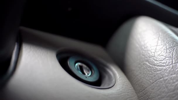 Omul Pornește Mașina Comutatorul Cheie Pornire Driver Introduce Pornirea Motorului — Videoclip de stoc