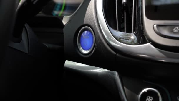 車の輸送技術の指のプッシュスタートエンジンボタンの終了キーレススタートシステム — ストック動画