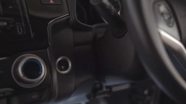 Закройте Пальцем Кнопку Запуска Двигателя Современного Автомобиля Включение Двигателей Автомобильных — стоковое видео