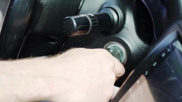 Εκκίνηση Μηχανής Αυτοκινήτου Άνθρωπος Μέσα Ένα Χέρι Αυτοκινήτου Κρατά Κλειδί — Αρχείο Βίντεο