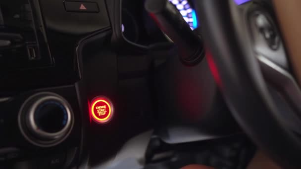 男子手按下按钮停止汽车发动机现代汽车点火概念运输 — 图库视频影像