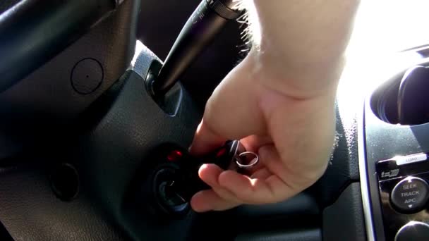 Araba Motorunu Çalıştırıyorum Arabanın Içindeki Adam Anahtarı Tutuyor Anahtarı Çeviriyor — Stok video