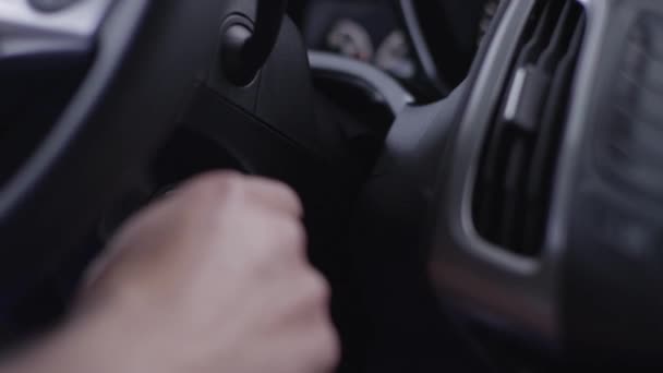 Αρσενικό Χέρι Που Αρχίζει Τον Κινητήρα Αυτοκινήτων Κλειδί Στην Ανάφλεξη — Αρχείο Βίντεο