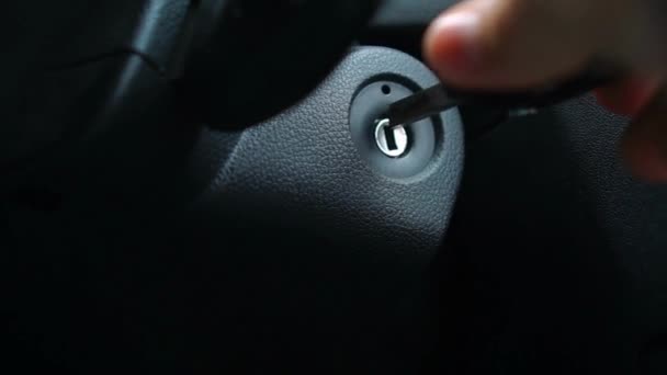 Χέρι Που Γυρίζει Κλειδί Αυτοκινήτων Στην Κλειδαρότρυπα Για Αρχίσει Ανάφλεξη — Αρχείο Βίντεο