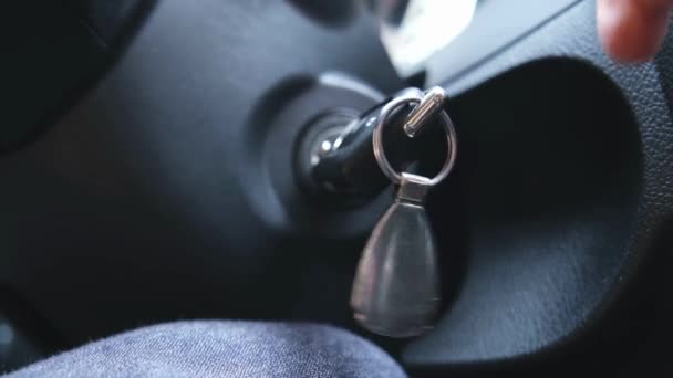 Εκκίνηση Μηχανής Αυτοκινήτου Άνθρωπος Μέσα Ένα Χέρι Αυτοκινήτου Κρατά Κλειδί — Αρχείο Βίντεο