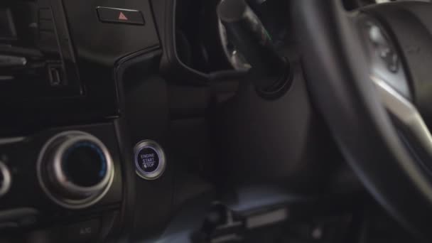 閉じます男の指は 現代の車のモータでスタートボタンを押します エンジンシステムをオンにする自動車 — ストック動画