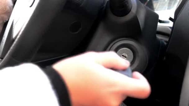 Kvinna Startar Bilen Med Nyckelomkopplare Start Motor Förare Skär Tändning — Stockvideo
