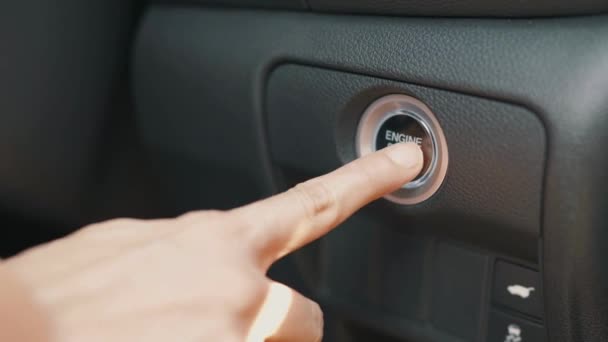 Κοντά Δάχτυλο Του Χεριού Πιέζει Κουμπί Ανάφλεξης Αυτοκίνητο Έναρξης Keyless — Αρχείο Βίντεο