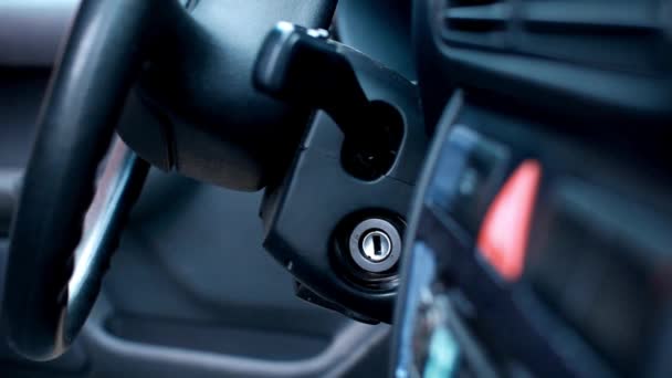 发动汽车引擎 车里的人拿着钥匙 转动钥匙 4K超高清汽车 — 图库视频影像