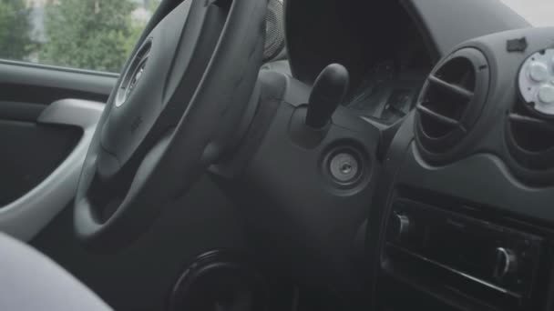 Άνθρωπος Ξεκινά Αυτοκίνητο Βασικό Διακόπτη Που Αρχίζει Τον Οδηγό Μηχανών — Αρχείο Βίντεο