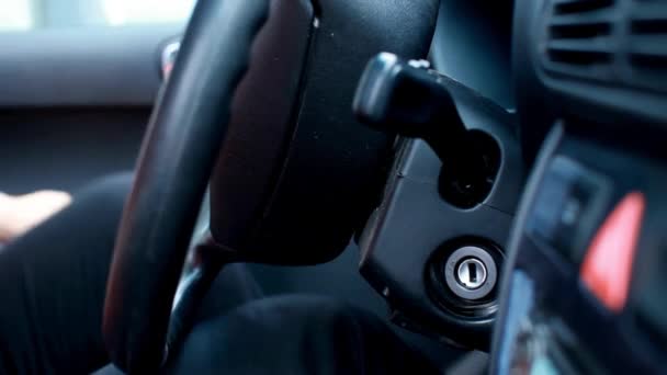 Hand Dreht Autoschlüssel Das Schlüsselloch Zündung Des Automotors Automobil Transport — Stockvideo