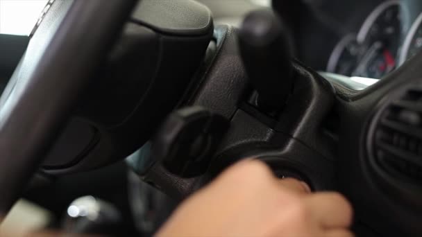 Αρσενικό Χέρι Που Αρχίζει Τον Κινητήρα Αυτοκινήτων Κλειδί Στην Ανάφλεξη — Αρχείο Βίντεο