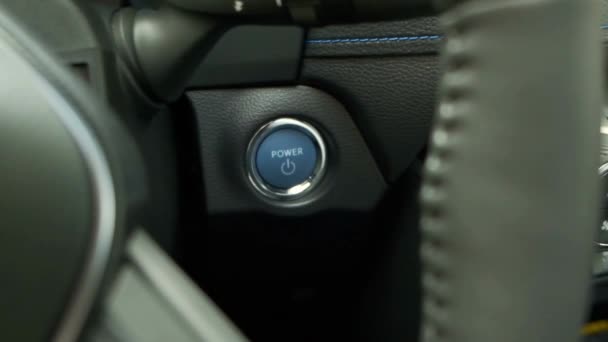 クローズアップボタン車のエンジンの点火ボタンハンドコンセプト技術と輸送を押すことで — ストック動画