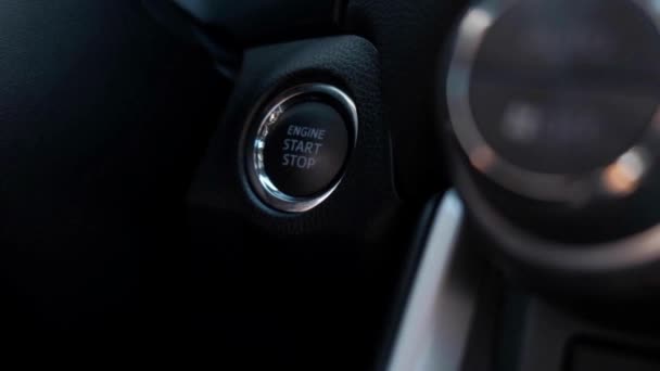 Κοντά Δάχτυλο Του Χεριού Πιέζει Κουμπί Ανάφλεξης Αυτοκίνητο Έναρξης Keyless — Αρχείο Βίντεο