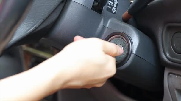Fahrer Hand Beim Starten Eines Automotors Mit Zündschlüssel Kfz Transportkonzept — Stockvideo
