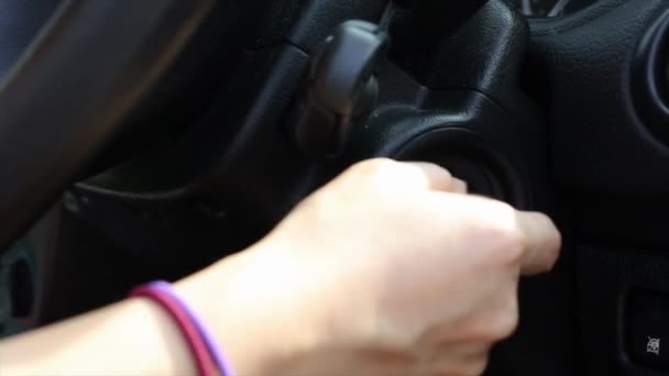 Οδηγός Χέρι Ενεργοποιώντας Την Εκκίνηση Ενός Κινητήρα Αυτοκινήτου Κλειδί Ανάφλεξης — Αρχείο Βίντεο