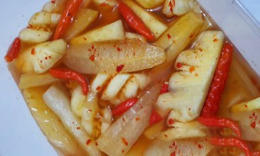 Lezzetli Asinan Buah Bogor, salamura meyve (salamura ve sirke ile). Genellikle fıstık, acı sos ve krakerle servis edilir. Endonezya 'nın en popüler ismi Asinan Bogor.