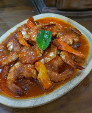 Udang goreng balado veya kızarmış karides, Endonezya 'nın Asya' ya özgü bir yemek spesiyalidir.