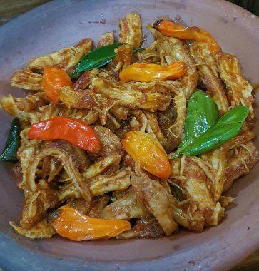 Ayam balado ya da baharatlı tavuk Padang, West Sumatra 'dan geleneksel bir yemektir. Uzun beyaz bir tabakta servis edilen yemekler baharatlı ve yağlıdır. Seçici odak.