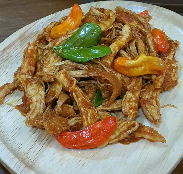 Ayam balado ya da baharatlı tavuk Padang, West Sumatra 'dan geleneksel bir yemektir. Uzun beyaz bir tabakta servis edilen yemekler baharatlı ve yağlıdır. Seçici odak.