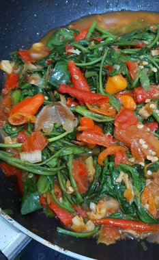 Kızarmış su ıspanağı ya da tumis kangkung Endonezya sokak yiyeceğidir. Kuş gözü biberli çok ünlü bir sebze yemeği.