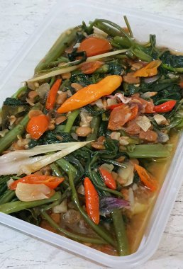 Kızarmış su ıspanağı ya da tumis kangkung Endonezya sokak yiyeceğidir. Kuş gözü biberli çok ünlü bir sebze yemeği.