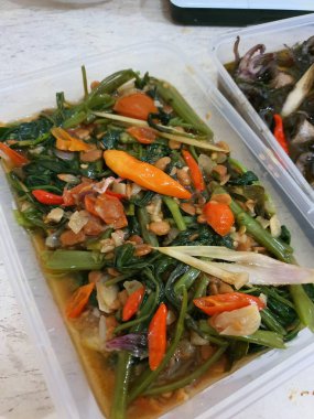 Kızarmış su ıspanağı ya da tumis kangkung Endonezya sokak yiyeceğidir. Kuş gözü biberli çok ünlü bir sebze yemeği.