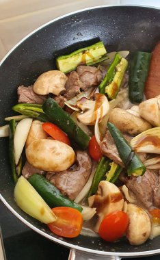 Tumis Daging Sapi Mercon ya da Kızartma ya da sotelenmiş soğanlı biftek, kırmızı arnavut biberi ve diğer bitki ve baharatlar. Beyaz tabakta servis ediliyor. Endonezya yemeği, yemek tarifi ve mutfağı