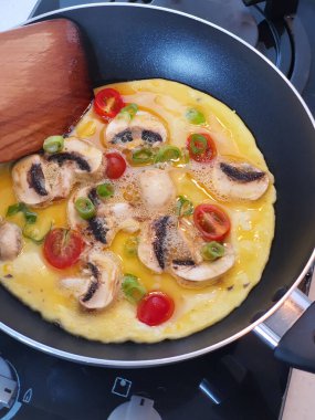 Endonezya 'da mantarlı omlet, kiraz domatesleri, taze soğan veya Telur dadar Endonezya' nın en sevilen ve ucuz mezelerinden biridir.