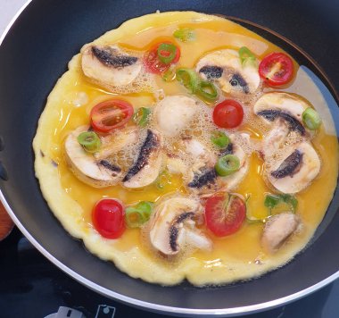 Endonezya 'da mantarlı omlet, kiraz domatesleri, taze soğan veya Telur dadar Endonezya' nın en sevilen ve ucuz mezelerinden biridir.