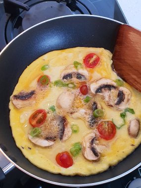Endonezya 'da mantarlı omlet, kiraz domatesleri, taze soğan veya Telur dadar Endonezya' nın en sevilen ve ucuz mezelerinden biridir.