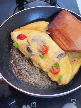 Endonezya 'da mantarlı omlet, kiraz domatesleri, taze soğan veya Telur dadar Endonezya' nın en sevilen ve ucuz mezelerinden biridir.