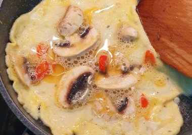 Endonezya 'da mantarlı omlet, kiraz domatesleri, taze soğan veya Telur dadar Endonezya' nın en sevilen ve ucuz mezelerinden biridir.