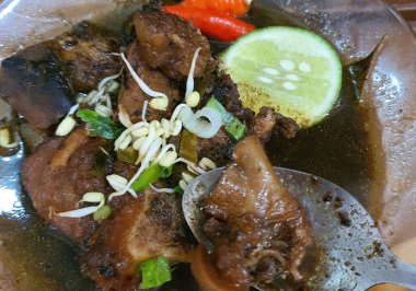 Rawon bir Endonezya et çorbası. Doğu Java 'dan gelen Rawon, ana baharat olarak siyah keluak fındığını kullanır. Bu da çorbaya koyu renk ve ceviz tadı verir..