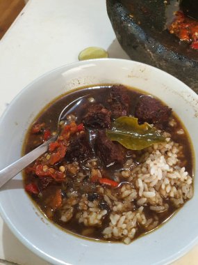 Rawon bir Endonezya et çorbası. Doğu Java 'dan gelen Rawon, ana baharat olarak siyah keluak fındığını kullanır. Bu da çorbaya koyu renk ve ceviz tadı verir..