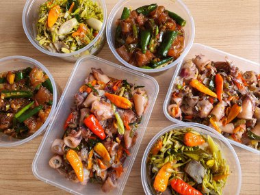 Yemek şirketi fikri, aşçı Asya mutfağı menüsü için yemek siparişi hazırlıyor.