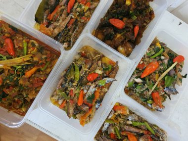 Yemek şirketi fikri, aşçı Asya mutfağı menüsü için yemek siparişi hazırlıyor.