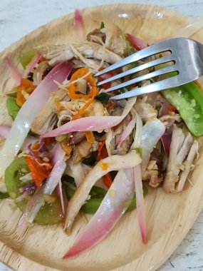 Ayam suir Kecombrang dilimlenmiş baharatlı tavuk kecombrang ya da honje ya da kincung kokulu yenilebilir çiçek