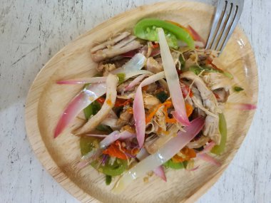 Ayam suir Kecombrang dilimlenmiş baharatlı tavuk kecombrang ya da honje ya da kincung kokulu yenilebilir çiçek