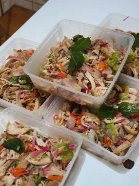 Ayam suir Kecombrang dilimlenmiş baharatlı tavuk kecombrang ya da honje ya da kincung kokulu yenilebilir çiçek