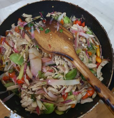 Ayam suir Kecombrang dilimlenmiş baharatlı tavuk kecombrang ya da honje ya da kincung kokulu yenilebilir çiçek