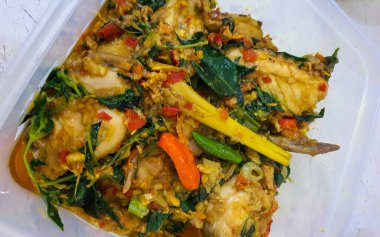 Ayam woku, Endonezya 'nın Minahasa ya da Manado bölgesinden geleneksel bir yemektir. Bitki ve baharat karışımı pişirilmiş tavuk, limon otu, zerdeçal, kaffir limon yaprağı ve ev yapımı kırmızı biber karışımıdır.