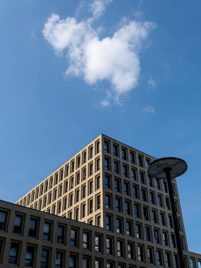 Şehrin modern binası