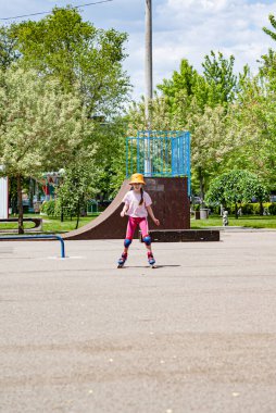 Şehrin arka planında sırt çantası olan kırmızı elbiseli genç bir kız.