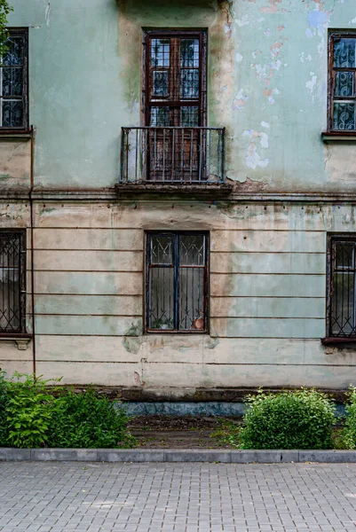 窓やシャッター付きの古い石造りの家 — ストック写真