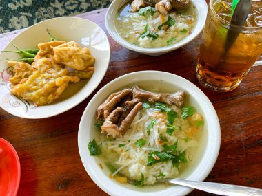 Endonezya 'nın Tadı: Soto Ayam Ceker, Ice Tea, Gorengan, Soto Ayam Ceker, Ice Tea ve Flavorful Gorengan' ın Uyumunu Keşfetmek