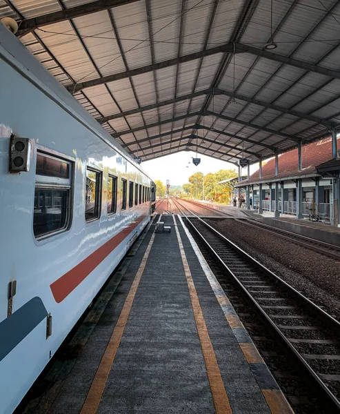 Endonezya 'daki perspektif, tren ve tren istasyonu