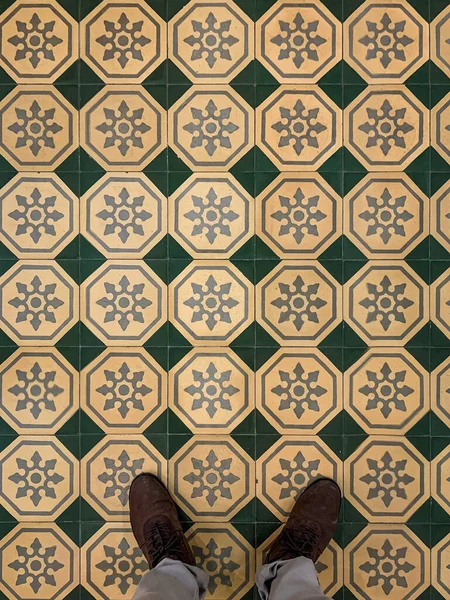 Sanatsal Çizme: Dekoratif Döşeme Zemininde İnsanın Ayağı, Estetik Cazibeyi Kucaklama